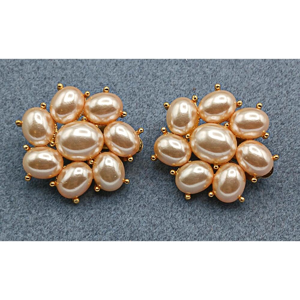 Vintage RICHELIEU Gold tone Pearl Clip On Earrings